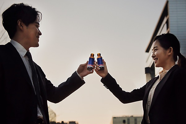 포토 JPG 주간 응시 여자 남자 음료 비즈니스 미소 사람 정장 상반신 20대 성인 야외 두명 일상 옆모습 한국인 직장인 비즈니스맨 비즈니스우먼 건배 비타민 자양강장제 성인만 판교 국내포토 자연요소 직업 시선 옷 뷰포인트 표정 동양인 청년 라이프 영양소 분당 파일형식 자양식품