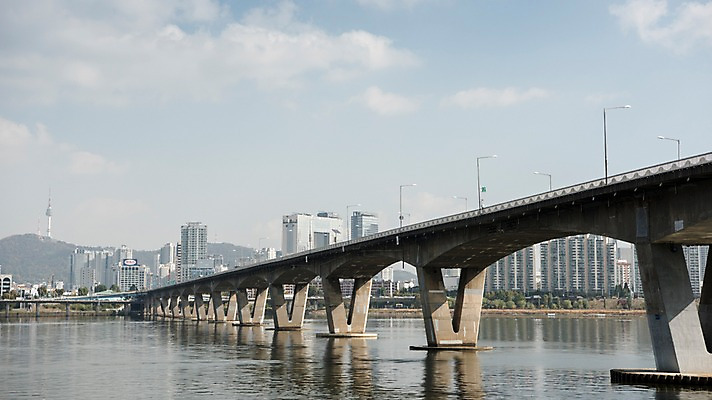 포토 JPG 주간 구름 하늘 서울 한국 사람없음 야외 도시풍경 도시 강가 한강 남산타워 원효대교 가교 국내포토 자연요소 건축물 아시아 풍경 강 다리_건축물 남산 랜드마크 파일형식