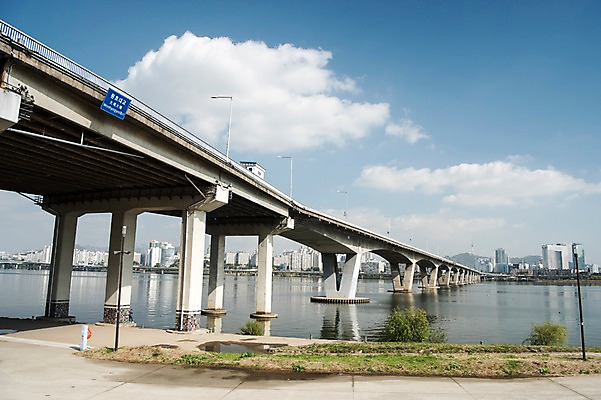 포토 JPG 주간 구름 하늘 서울 한국 사람없음 야외 도시풍경 도시 강가 한강 원효대교 국내포토 자연요소 아시아 풍경 강 다리_건축물 랜드마크 파일형식
