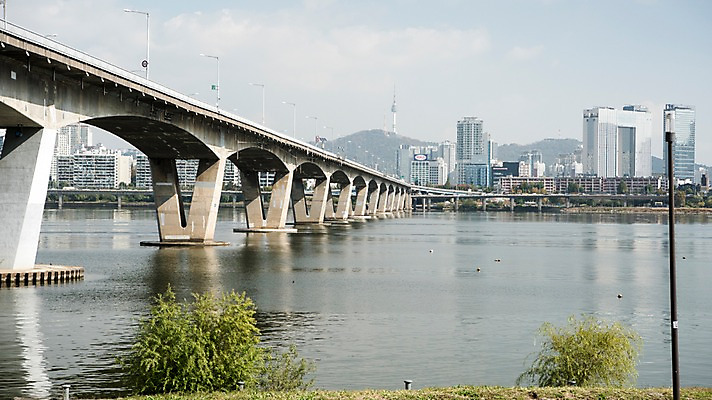 포토 JPG 주간 나무 구름 하늘 서울 한국 사람없음 야외 도시풍경 도시 강가 한강 남산 남산타워 원효대교 국내포토 자연요소 식물 아시아 풍경 강 다리_건축물 랜드마크 파일형식