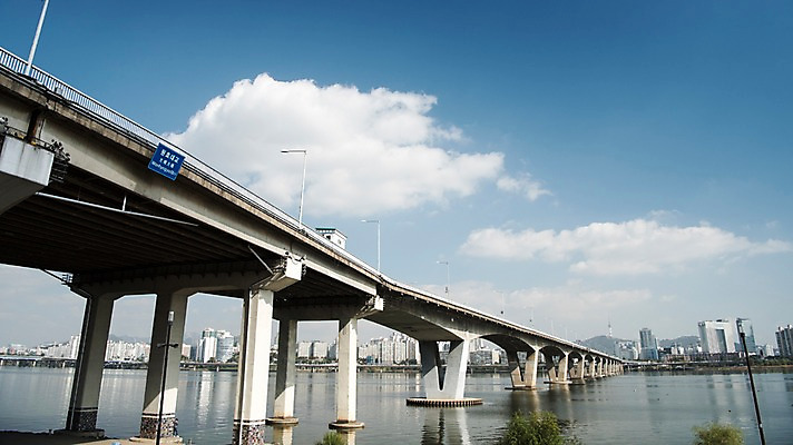 포토 JPG 주간 구름 하늘 서울 한국 사람없음 야외 도시풍경 도시 강가 한강 원효대교 국내포토 자연요소 아시아 풍경 강 다리_건축물 랜드마크 파일형식