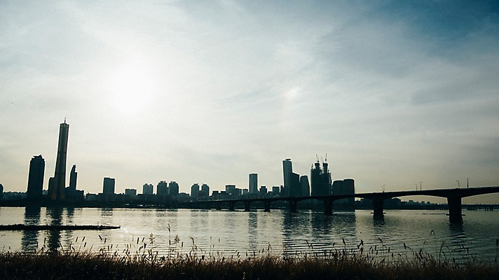 포토 JPG 주간 구름 하늘 서울 한국 빌딩 사람없음 야외 도시풍경 노을 도시 강가 한강 원효대교 국내포토 자연요소 아시아 풍경 건물 강 다리_건축물 랜드마크 파일형식