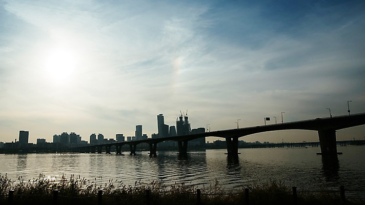 포토 JPG 주간 구름 하늘 서울 한국 사람없음 야외 도시풍경 햇빛 도시 강가 한강 원효대교 국내포토 자연요소 아시아 풍경 강 태양 다리_건축물 랜드마크 파일형식