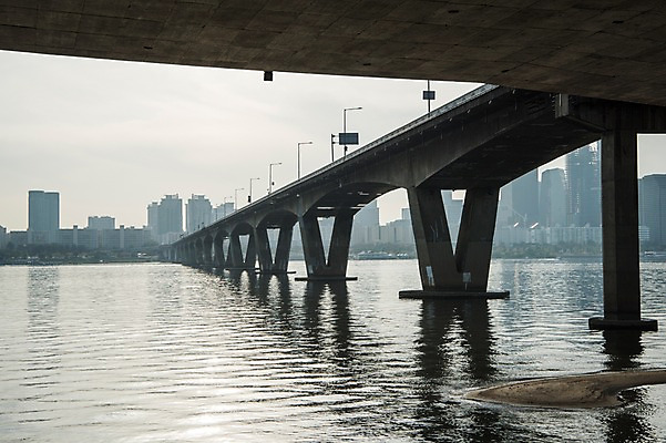 포토 JPG 주간 서울 한국 사람없음 야외 도시풍경 도시 강가 한강 원효대교 국내포토 자연요소 아시아 풍경 강 다리_건축물 랜드마크 파일형식
