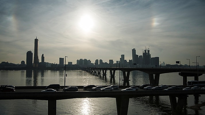 포토 JPG 주간 자동차 하늘 서울 한국 빌딩 사람없음 야외 도시풍경 햇빛 도시 한강 원효대교 국내포토 자연요소 아시아 육상교통 풍경 건물 태양 다리_건축물 랜드마크 파일형식