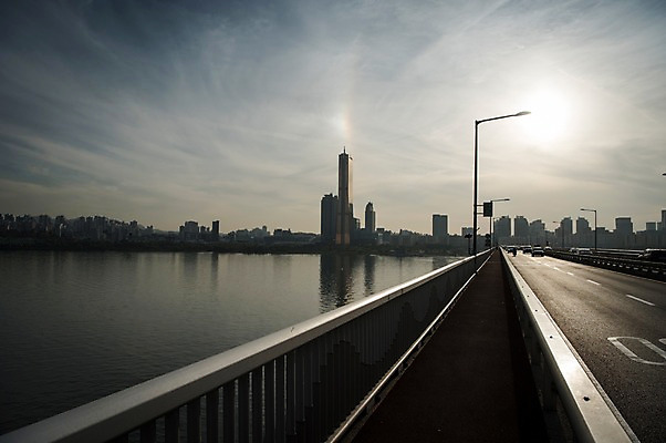 포토 JPG 주간 구름 도로 하늘 서울 한국 빌딩 사람없음 야외 도시풍경 햇빛 도시 강가 한강 원효대교 국내포토 자연요소 아시아 길 교통시설 풍경 건물 강 태양 다리_건축물 랜드마크 파일형식