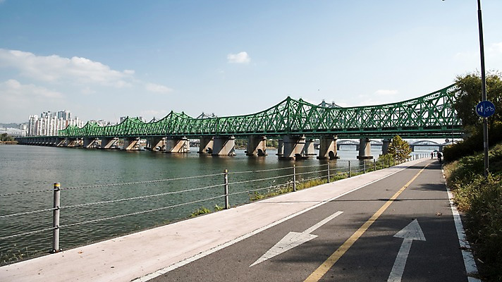 포토 JPG 주간 도로 하늘 서울 한국 사람없음 야외 도시풍경 도시 강가 한강 도보 한강철교 국내포토 자연요소 아시아 길 교통시설 풍경 강 다리_건축물 랜드마크 파일형식