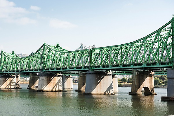 포토 JPG 주간 구름 하늘 서울 한국 사람없음 야외 도시풍경 도시 강가 한강 한강철교 국내포토 자연요소 아시아 풍경 강 다리_건축물 랜드마크 파일형식