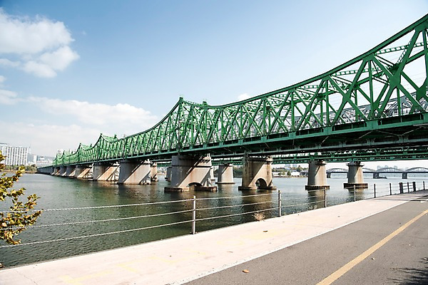 포토 JPG 주간 도로 하늘 서울 한국 사람없음 야외 도시풍경 도시 강가 한강 도보 한강철교 국내포토 자연요소 아시아 길 교통시설 풍경 강 다리_건축물 랜드마크 파일형식