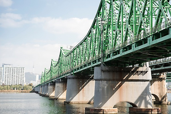 포토 JPG 주간 구름 하늘 서울 한국 사람없음 야외 도시풍경 도시 강가 한강 한강철교 국내포토 자연요소 아시아 풍경 강 다리_건축물 랜드마크 파일형식