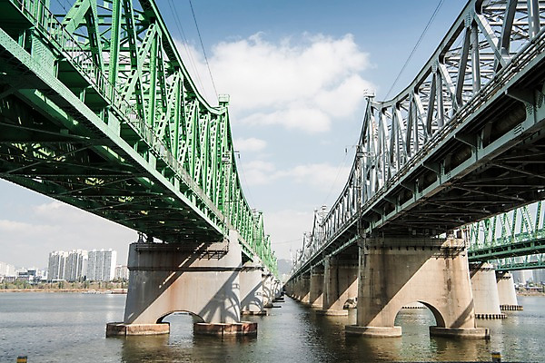 포토 JPG 주간 구름 로우앵글 하늘 서울 한국 사람없음 야외 도시풍경 도시 강가 한강 한강철교 국내포토 자연요소 아시아 뷰포인트 풍경 강 다리_건축물 랜드마크 파일형식