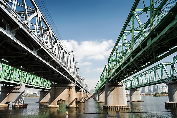 포토 JPG 주간 구름 로우앵글 하늘 서울 한국 사람없음 야외 도시풍경 도시 강가 한강 한강철교 국내포토 자연요소 아시아 뷰포인트 풍경 강 다리_건축물 랜드마크 파일형식