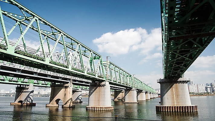 포토 JPG 주간 구름 하늘 서울 한국 사람없음 야외 도시풍경 도시 강가 한강 한강철교 국내포토 자연요소 아시아 풍경 강 다리_건축물 랜드마크 파일형식