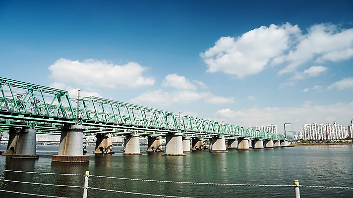 포토 JPG 주간 구름 하늘 서울 한국 사람없음 야외 도시풍경 도시 강가 한강 한강철교 국내포토 자연요소 아시아 풍경 강 다리_건축물 랜드마크 파일형식
