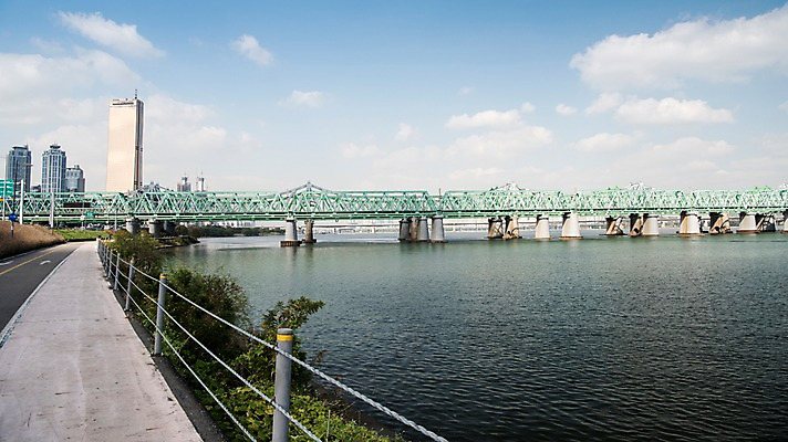 포토 JPG 주간 도로 하늘 서울 한국 사람없음 야외 도시풍경 도시 강가 한강 도보 한강철교 국내포토 자연요소 아시아 길 교통시설 풍경 강 다리_건축물 랜드마크 파일형식