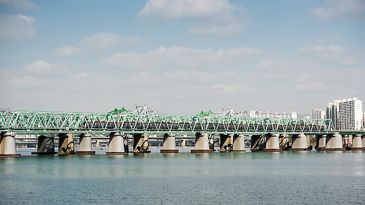 포토 JPG 주간 나무 하늘 서울 한국 빌딩 사람없음 야외 도시풍경 도시 전철 강가 한강 한강철교 국내포토 자연요소 식물 아시아 육상교통 대중교통 풍경 건물 강 다리_건축물 랜드마크 파일형식