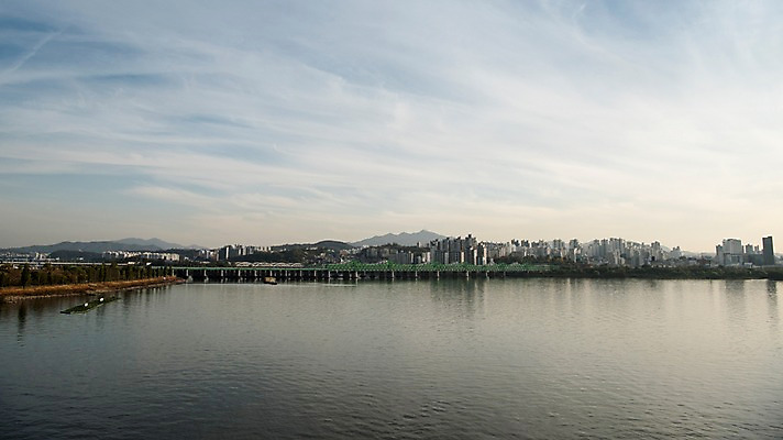포토 JPG 주간 구름 하늘 서울 한국 빌딩 사람없음 야외 도시풍경 도시 강가 한강 한강철교 국내포토 자연요소 아시아 풍경 건물 강 다리_건축물 랜드마크 파일형식