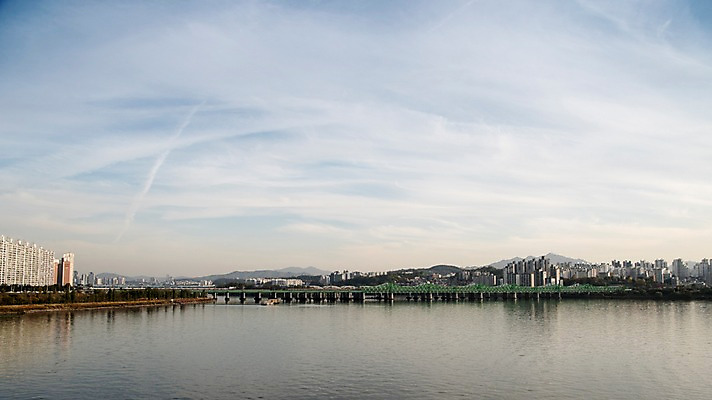 포토 JPG 주간 구름 하늘 서울 한국 빌딩 사람없음 야외 도시풍경 도시 강가 한강 한강철교 국내포토 자연요소 아시아 풍경 건물 강 다리_건축물 랜드마크 파일형식