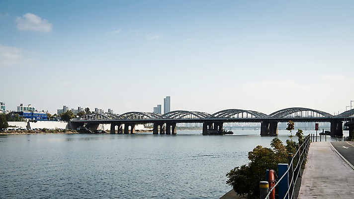 포토 JPG 주간 구름 도로 하늘 서울 한국 사람없음 야외 도시풍경 도시 강가 한강 한강대교 국내포토 자연요소 아시아 길 교통시설 풍경 강 다리_건축물 랜드마크 파일형식