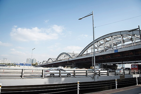 포토 JPG 주간 구름 도로 자동차 하늘 서울 한국 사람없음 야외 도시풍경 도시 강가 한강 한강대교 국내포토 자연요소 아시아 길 육상교통 교통시설 풍경 강 다리_건축물 랜드마크 파일형식