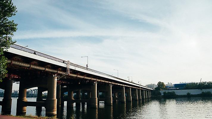 포토 JPG 주간 나무 구름 하늘 서울 한국 사람없음 야외 도시풍경 도시 강가 한강 한강대교 국내포토 자연요소 식물 아시아 풍경 강 다리_건축물 랜드마크 파일형식