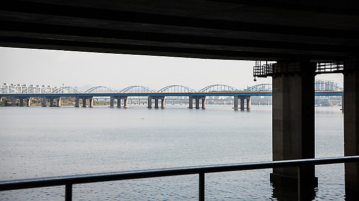 포토 JPG 주간 서울 한국 사람없음 야외 도시풍경 도시 강가 한강 다리밑 동작대교 국내포토 자연요소 아시아 풍경 강 다리_건축물 아래 랜드마크 파일형식