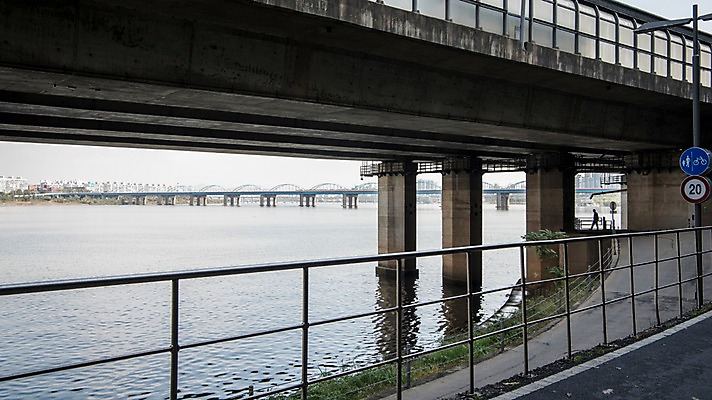 포토 JPG 주간 도로 서울 한국 사람없음 야외 도시풍경 도시 강가 한강 동작대교 국내포토 자연요소 아시아 길 교통시설 풍경 강 다리_건축물 랜드마크 파일형식