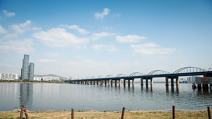 포토 JPG 주간 구름 하늘 서울 한국 빌딩 사람없음 야외 도시풍경 도시 강가 한강 동작대교 국내포토 자연요소 아시아 풍경 건물 강 다리_건축물 랜드마크 파일형식