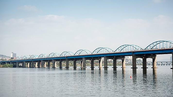 포토 JPG 주간 구름 하늘 서울 한국 사람없음 야외 도시풍경 도시 강가 한강 동작대교 국내포토 자연요소 아시아 풍경 강 다리_건축물 랜드마크 파일형식