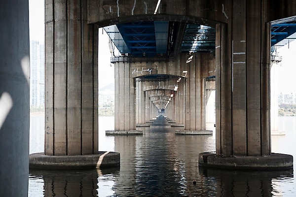 포토 JPG 주간 서울 한국 사람없음 야외 도시풍경 도시 강가 한강 다리밑 동작대교 국내포토 자연요소 아시아 풍경 강 다리_건축물 아래 랜드마크 파일형식