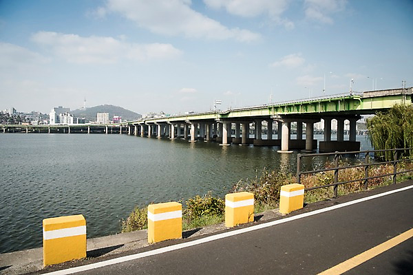 포토 JPG 주간 구름 도로 하늘 서울 한국 사람없음 야외 도시풍경 도시 강가 한강 한남대교 국내포토 자연요소 아시아 길 교통시설 풍경 강 다리_건축물 랜드마크 파일형식