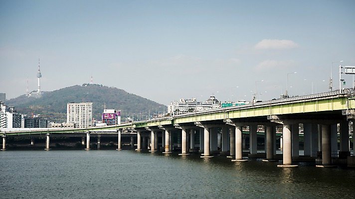 포토 JPG 주간 구름 하늘 서울 한국 사람없음 야외 도시풍경 도시 강가 한강 남산타워 한남대교 국내포토 자연요소 아시아 풍경 강 다리_건축물 남산 랜드마크 파일형식