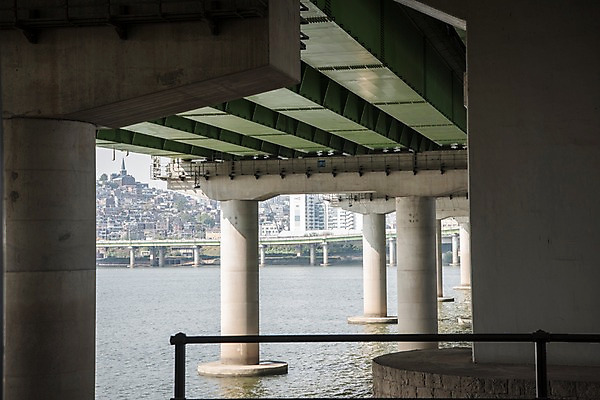 포토 JPG 주간 서울 한국 사람없음 야외 도시풍경 도시 강가 한강 다리밑 한남대교 국내포토 자연요소 아시아 풍경 강 다리_건축물 아래 랜드마크 파일형식
