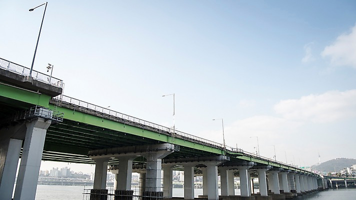 포토 JPG 주간 구름 하늘 서울 한국 사람없음 야외 도시풍경 도시 강가 한강 한남대교 국내포토 자연요소 아시아 풍경 강 다리_건축물 랜드마크 파일형식