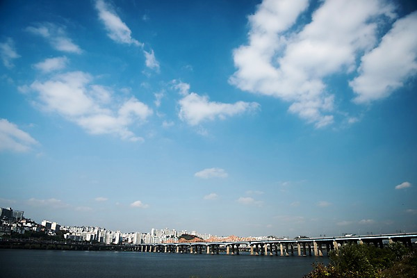 포토 JPG 주간 구름 하늘 서울 한국 빌딩 사람없음 야외 도시풍경 도시 강가 한강 동호대교 국내포토 자연요소 아시아 풍경 건물 강 다리_건축물 랜드마크 파일형식