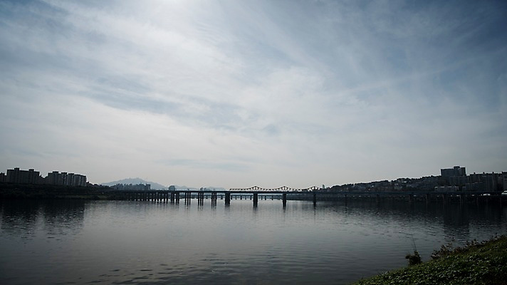 포토 JPG 주간 구름 하늘 서울 한국 사람없음 야외 도시풍경 도시 강가 한강 동호대교 국내포토 자연요소 아시아 풍경 강 다리_건축물 랜드마크 파일형식