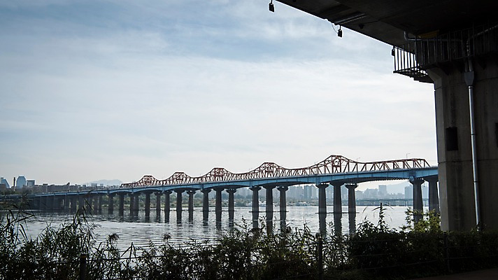 포토 JPG 주간 식물 구름 하늘 서울 한국 사람없음 야외 도시풍경 도시 강가 한강 다리밑 동호대교 국내포토 자연요소 아시아 풍경 강 다리_건축물 아래 랜드마크 파일형식