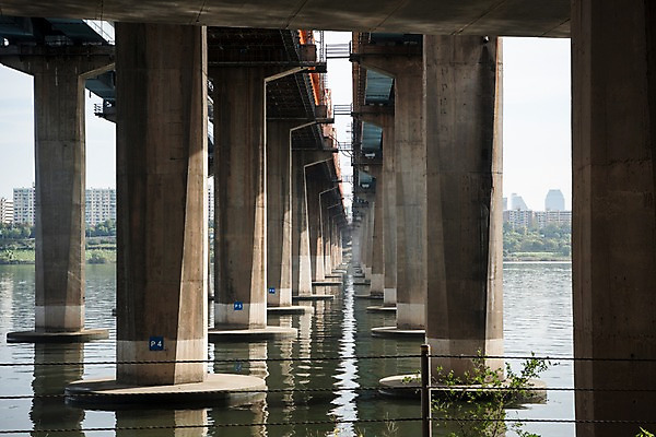 포토 JPG 주간 서울 한국 사람없음 야외 도시풍경 도시 강가 한강 다리밑 동호대교 국내포토 자연요소 아시아 풍경 강 다리_건축물 아래 랜드마크 파일형식
