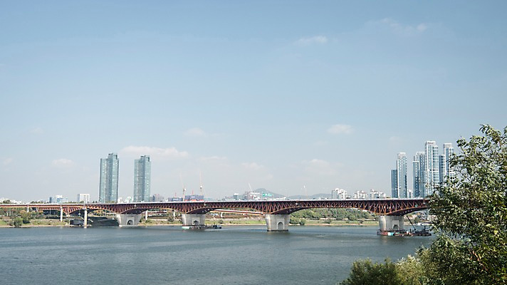 포토 JPG 주간 식물 구름 하늘 서울 한국 빌딩 사람없음 야외 도시풍경 도시 강가 한강 성수대교 국내포토 자연요소 아시아 풍경 건물 강 다리_건축물 랜드마크 파일형식