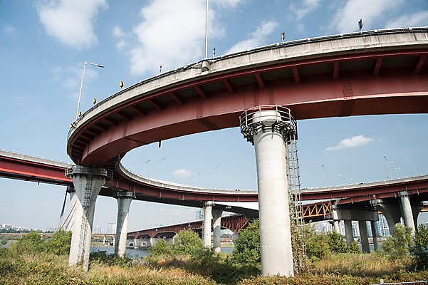 포토 JPG 주간 구름 로우앵글 하늘 서울 한국 사람없음 야외 도시풍경 도시 강가 한강 다리밑 성수대교 국내포토 자연요소 아시아 뷰포인트 풍경 강 다리_건축물 아래 랜드마크 파일형식