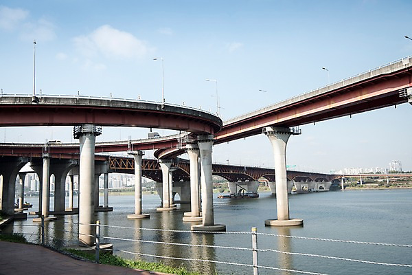포토 JPG 주간 구름 하늘 서울 한국 사람없음 야외 도시풍경 도시 강가 한강 다리밑 성수대교 국내포토 자연요소 아시아 풍경 강 다리_건축물 아래 랜드마크 파일형식