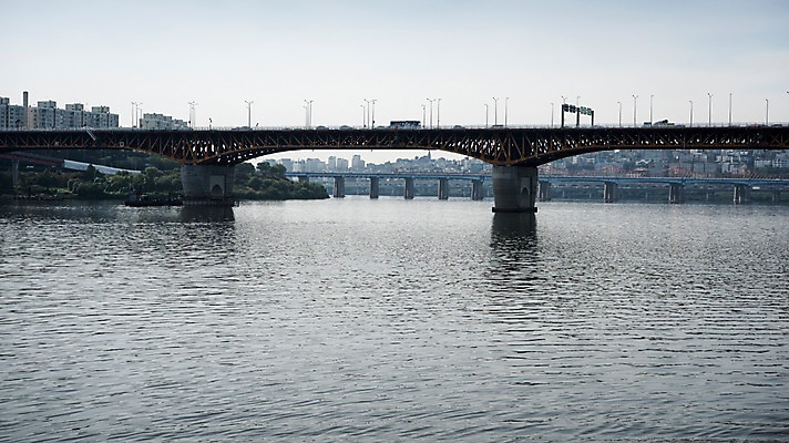 포토 JPG 주간 하늘 서울 한국 사람없음 야외 도시풍경 도시 강가 한강 성수대교 국내포토 자연요소 아시아 풍경 강 다리_건축물 랜드마크 파일형식