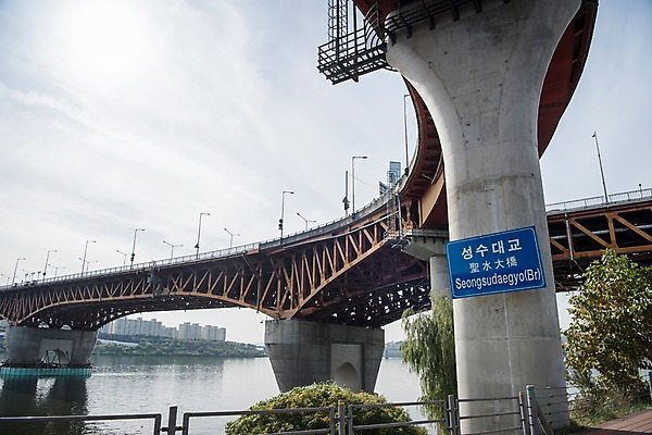 포토 JPG 주간 구름 로우앵글 하늘 서울 한국 사람없음 야외 도시풍경 햇빛 도시 강가 한강 다리밑 성수대교 국내포토 자연요소 아시아 뷰포인트 풍경 강 태양 다리_건축물 아래 랜드마크 파일형식