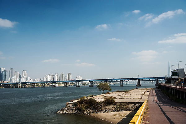 포토 JPG 주간 구름 도로 하늘 서울 한국 빌딩 사람없음 야외 도시풍경 도시 강가 한강 영동대교 국내포토 자연요소 아시아 길 교통시설 풍경 건물 강 다리_건축물 랜드마크 파일형식
