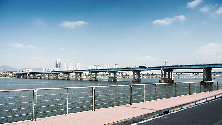 포토 JPG 주간 구름 하늘 서울 한국 빌딩 사람없음 야외 도시풍경 도시 강가 한강 도보 영동대교 국내포토 자연요소 아시아 풍경 건물 강 다리_건축물 랜드마크 파일형식