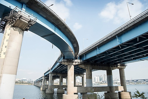 포토 JPG 주간 구름 로우앵글 하늘 서울 한국 사람없음 야외 도시풍경 도시 강가 한강 다리밑 영동대교 국내포토 자연요소 아시아 뷰포인트 풍경 강 다리_건축물 아래 랜드마크 파일형식