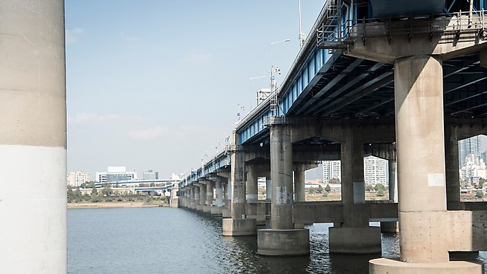 포토 JPG 주간 로우앵글 하늘 서울 한국 사람없음 야외 도시풍경 기둥 도시 강가 한강 다리밑 영동대교 국내포토 자연요소 건축 아시아 뷰포인트 풍경 강 다리_건축물 아래 랜드마크 파일형식