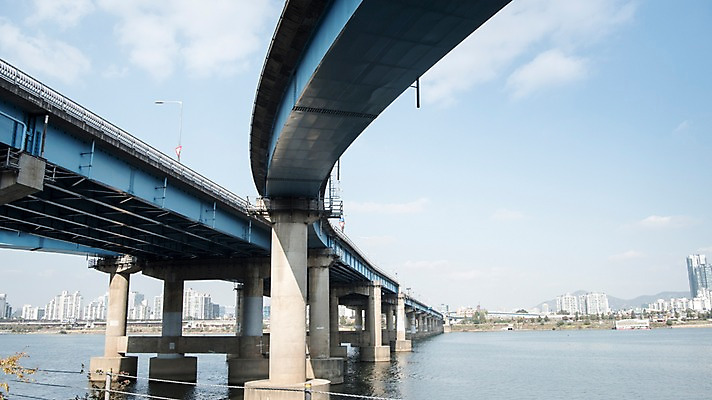포토 JPG 주간 로우앵글 하늘 서울 한국 사람없음 야외 도시풍경 도시 강가 한강 다리밑 영동대교 국내포토 자연요소 아시아 뷰포인트 풍경 강 다리_건축물 아래 랜드마크 파일형식