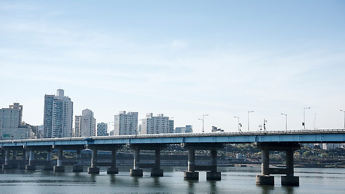 포토 JPG 주간 하늘 서울 한국 빌딩 사람없음 야외 도시풍경 도시 강가 한강 영동대교 국내포토 자연요소 아시아 풍경 건물 강 다리_건축물 랜드마크 파일형식