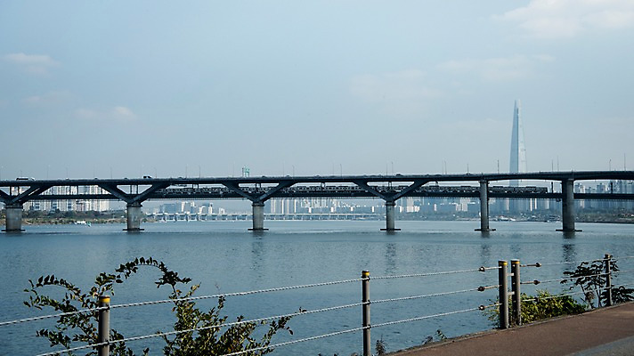 포토 JPG 주간 구름 하늘 서울 한국 빌딩 사람없음 야외 도시풍경 도시 강가 한강 청담대교 국내포토 자연요소 아시아 풍경 건물 강 다리_건축물 랜드마크 파일형식